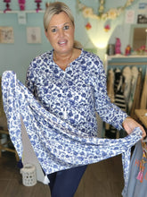 Lade das Bild in den Galerie-Viewer, SCHAL TUCH DREIECK 100% ORGANIC BAMBOO "MOMOKO" WEISS BLAU