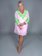Lade das Bild in den Galerie-Viewer, S26 308 DRESS PLACE DU SOLEIL ROSA GREEN
