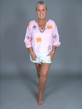 Lade das Bild in den Galerie-Viewer, S26 451 BLOUSE PLACE DU SOLEIL ROSA MIX COLORED CRAB EMBR
