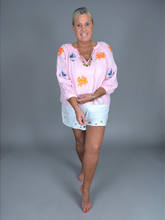 Lade das Bild in den Galerie-Viewer, S26 451 BLOUSE PLACE DU SOLEIL ROSA MIX COLORED CRAB EMBR
