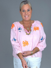 Lade das Bild in den Galerie-Viewer, S26 451 BLOUSE PLACE DU SOLEIL ROSA MIX COLORED CRAB EMBR
