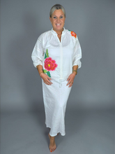 Lade das Bild in den Galerie-Viewer, S26 339 BLOUSE PLACE DU SOLEIL WHITE BIG EMBR FLOWER
