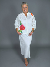 Lade das Bild in den Galerie-Viewer, S26 339 BLOUSE PLACE DU SOLEIL WHITE BIG EMBR FLOWER
