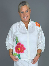 Lade das Bild in den Galerie-Viewer, S26 339 BLOUSE PLACE DU SOLEIL WHITE BIG EMBR FLOWER
