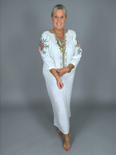 Lade das Bild in den Galerie-Viewer, S26 454 BLOUSE PLACE DU SOLEIL WHITE OLD ROSA GREEN FLOWER EMBR

