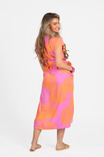 Lade das Bild in den Galerie-Viewer, DRESS LOIS MENTAWAI FUCHSIA-ORANGE HOT LAVA
