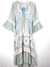 Lade das Bild in den Galerie-Viewer, BOHO KLEID MIDI LIGHT BLUE MIT SPITZE
