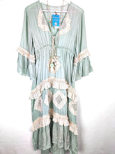 Lade das Bild in den Galerie-Viewer, BOHO KLEID MIDI LIGHT BLUE MIT SPITZE
