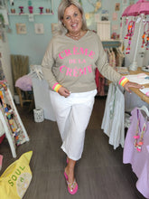 Lade das Bild in den Galerie-Viewer, MISS GOODLIFE V-NECK &quot;CRÈME DE LA CRÈME&quot; SAND NEON-PINK
