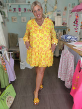 Lade das Bild in den Galerie-Viewer, MISS GOODLIFE DRESS PEACE SUN RUFFLES GELB PINK
