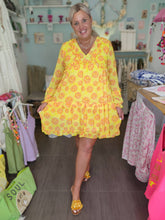 Lade das Bild in den Galerie-Viewer, MISS GOODLIFE DRESS PEACE SUN RUFFLES GELB PINK
