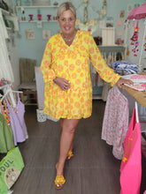 Lade das Bild in den Galerie-Viewer, MISS GOODLIFE DRESS PEACE SUN RUFFLES GELB PINK
