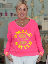 Lade das Bild in den Galerie-Viewer, MISS GOODLIFE V-NECK NAMASTÉ SMILE STRASS NEON-PINK GELB
