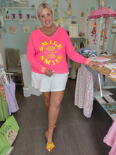 Lade das Bild in den Galerie-Viewer, MISS GOODLIFE V-NECK NAMASTÉ SMILE STRASS NEON-PINK GELB
