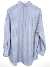 Lade das Bild in den Galerie-Viewer, BLUSE OVERSIZE LIGHT BLUE STRIPES SOFIE SCHNOOR
