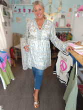 Lade das Bild in den Galerie-Viewer, KLEID BLAU GOLD SOFIE SCHNOOR
