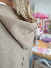 Lade das Bild in den Galerie-Viewer, HOODIE JACKE &quot;JANINA&quot; BEIGE BRAUN ONE SIZE
