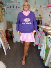 Lade das Bild in den Galerie-Viewer, MISS GOODLIFE V-NECK NAMASTÉ FROTTEE LILAC NEON-PINK
