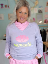 Lade das Bild in den Galerie-Viewer, MISS GOODLIFE V-NECK NAMASTÉ  FLIEDER NEON-PINK NEON-GELB
