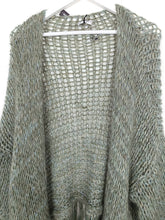 Lade das Bild in den Galerie-Viewer, STRICKJACKE CARDIGAN WOLLMIX FRANSEN OLIV GRAU ONE SIZE
