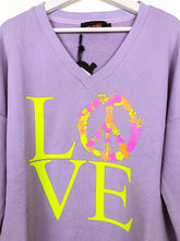 Lade das Bild in den Galerie-Viewer, MISS GOODLIFE V-NECK LOVE PEACE FLIEDER NEON GELB
