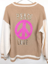 Lade das Bild in den Galerie-Viewer, STRICK JACKE WOLLMIX LOVE &amp; PEACE COLLEGE STYLE BEIGE ONE SIZE
