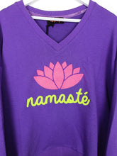 Lade das Bild in den Galerie-Viewer, MISS GOODLIFE V-NECK NAMASTÉ FROTTEE LILAC NEON-PINK
