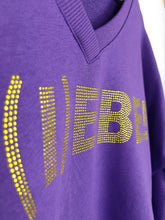 Lade das Bild in den Galerie-Viewer, MISS GOODLIFE V-NECK L(I)EBE STRASS LILAC/NEONYELLOW
