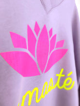 Lade das Bild in den Galerie-Viewer, MISS GOODLIFE V-NECK NAMASTÉ  FLIEDER NEON-PINK NEON-GELB
