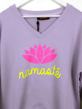 Lade das Bild in den Galerie-Viewer, MISS GOODLIFE V-NECK NAMASTÉ  FLIEDER NEON-PINK NEON-GELB
