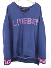 Lade das Bild in den Galerie-Viewer, MISS GOODLIFE V-NECK L(I)EBE STRASS BLUE/PINK STONE
