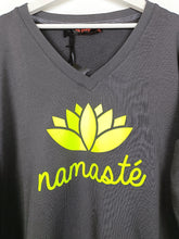 Lade das Bild in den Galerie-Viewer, MISS GOODLIFE V-NECK NAMASTÉ - ANTHRACITE/NEONYELLOW
