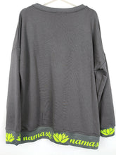 Lade das Bild in den Galerie-Viewer, MISS GOODLIFE V-NECK NAMASTÉ - ANTHRACITE/NEONYELLOW
