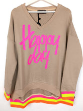 Lade das Bild in den Galerie-Viewer, MISS GOODLIFE V-NECK HAPPY DAY HAPPY WEEKEND SAND/NEONPINK
