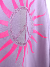 Lade das Bild in den Galerie-Viewer, MISS GOODLIFE ROUNDNECK SUN PEACE - VELVET/NEONPINK
