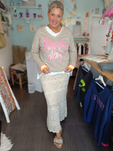 Lade das Bild in den Galerie-Viewer, MISS GOODLIFE V-NECK HAPPY DAY HAPPY WEEKEND SAND/NEONPINK
