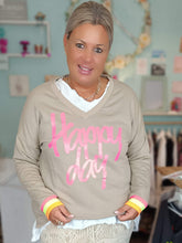 Lade das Bild in den Galerie-Viewer, MISS GOODLIFE V-NECK HAPPY DAY HAPPY WEEKEND SAND/NEONPINK
