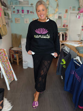 Lade das Bild in den Galerie-Viewer, MISS GOODLIFE ROUNDNECK NAMASTÉ MIT STRASS - SCHWARZ/ROSA/NEON-GELB
