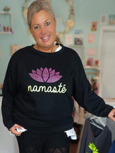 Lade das Bild in den Galerie-Viewer, MISS GOODLIFE ROUNDNECK NAMASTÉ MIT STRASS - SCHWARZ/ROSA/NEON-GELB
