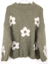 Lade das Bild in den Galerie-Viewer, STRICK PULLOVER OLIV &quot;FLOWERS&quot; ONE SIZE
