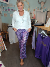 Lade das Bild in den Galerie-Viewer, MISS GOODLIFE PANTS LILAC PAILLETTEN GLITZER HOSE
