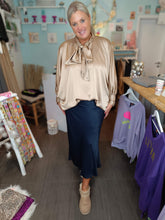 Lade das Bild in den Galerie-Viewer, SCHLUPPEN BLUSE SATIN GOLD-BEIGE ONE SIZE
