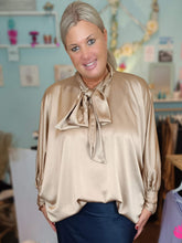 Lade das Bild in den Galerie-Viewer, SCHLUPPEN BLUSE SATIN GOLD-BEIGE ONE SIZE
