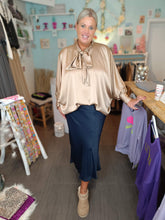 Lade das Bild in den Galerie-Viewer, SCHLUPPEN BLUSE SATIN GOLD-BEIGE ONE SIZE
