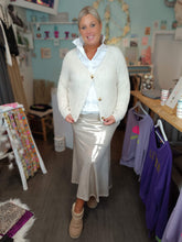 Lade das Bild in den Galerie-Viewer, STRICK JACKE CREME ONE SIZE

