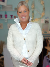 Lade das Bild in den Galerie-Viewer, STRICK JACKE CREME ONE SIZE
