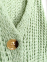 Lade das Bild in den Galerie-Viewer, STRICK JACKE PISTAZIE ONE SIZE
