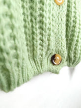 Lade das Bild in den Galerie-Viewer, STRICK JACKE PISTAZIE ONE SIZE
