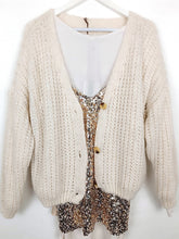 Lade das Bild in den Galerie-Viewer, STRICK JACKE CREME ONE SIZE
