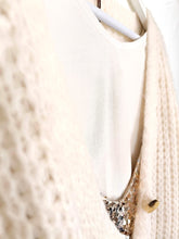 Lade das Bild in den Galerie-Viewer, STRICK JACKE CREME ONE SIZE
